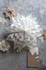 Weihnachtsdeko aus Butterbrottüten basteln – Anleitung für Sterne und Schneeflocken