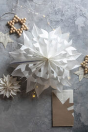Weihnachtsdeko aus Butterbrottüten basteln – Anleitung für Sterne und Schneeflocken