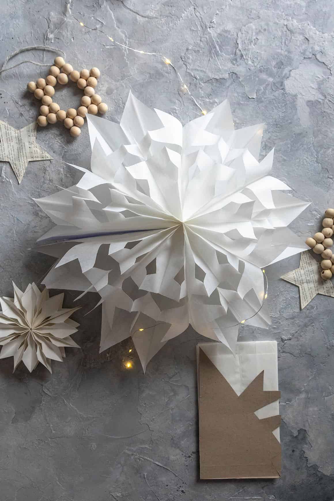 Weihnachtsdeko aus Butterbrottüten basteln – Anleitung für Sterne und Schneeflocken