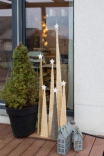 Moderne Weihnachtsdeko für den Außenbereich: DIY-Holzbäume