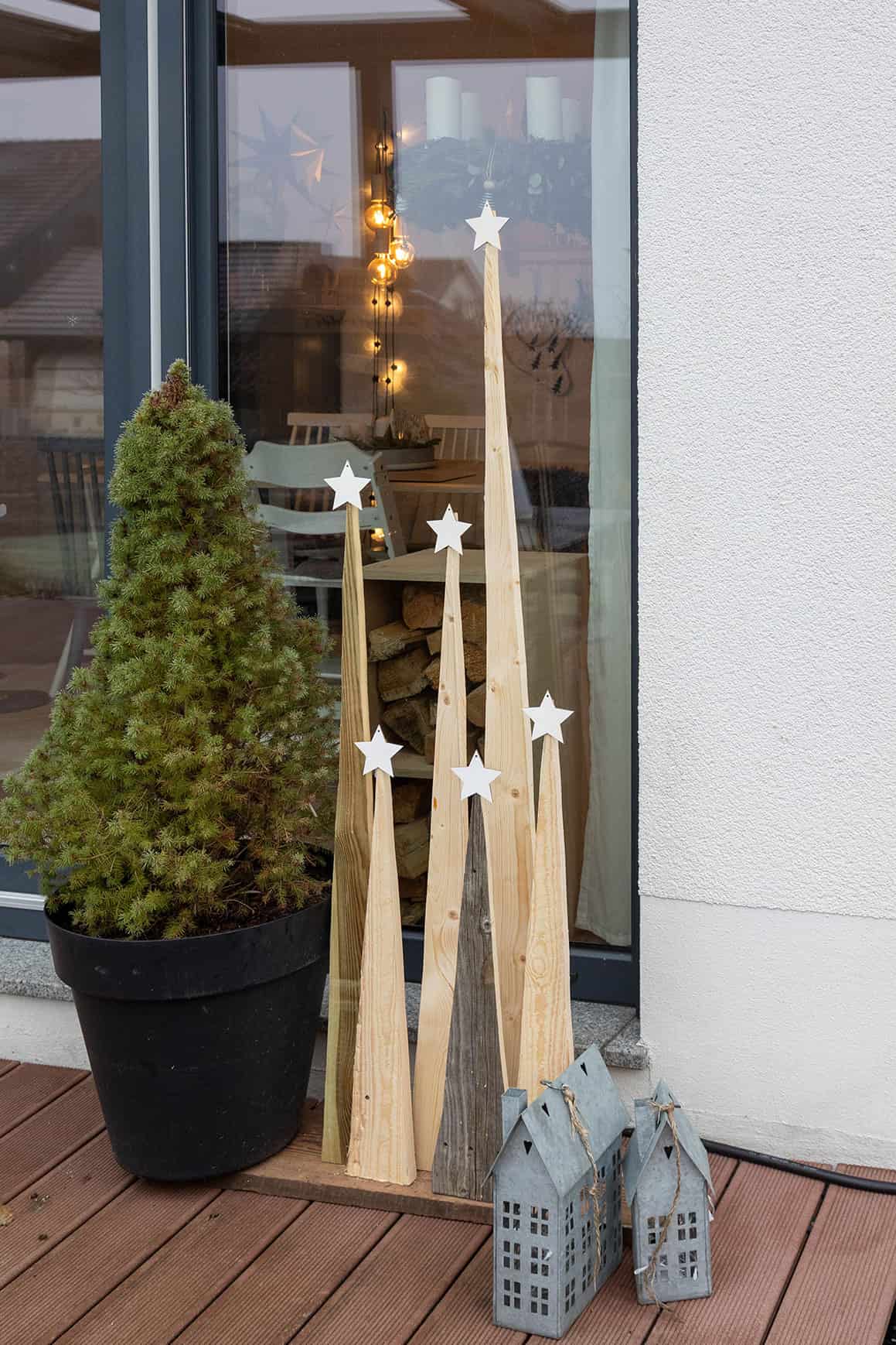 Moderne Weihnachtsdeko für den Außenbereich: DIY-Holzbäume