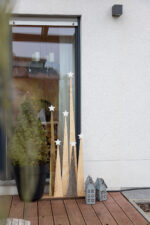 Moderne Weihnachtsdeko für den Außenbereich: DIY-Holzbäume
