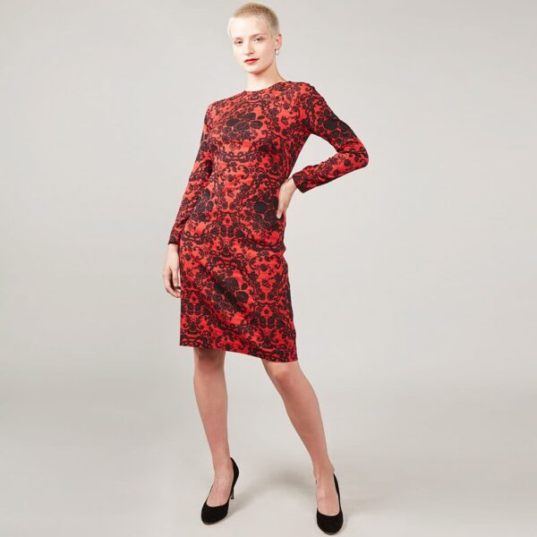 Modisches rotes Kleid mit schwarzem Blumenmuster, elegant und stilvoll, perfekt für festliche Anlässe und besondere Events, hochwertige Stoffqualität, feminine Passform.