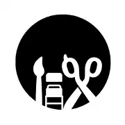 Händegefertigte kreative Werkzeuge und Materialien für handgemachte Kultur und DIY-Projekte, inklusive Pinsel, Schraubenzieher, Schnur und Flasche.