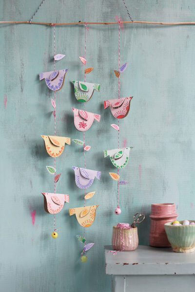 Bunte handgemachte Papier Vogel-Mobile mit Blättern, dekoratives Handmade-Kultur, originelle Geschenkidee, bei DIY Dekorationen, für Kinderzimmer und Wohnambiente, nachhaltige Handwerkskunst.