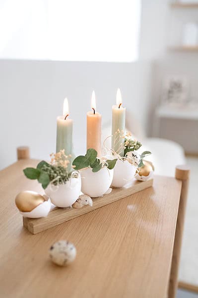 Kerzenkunst mit Blumen, handmade Kerzen in Eier-Design, kreative Dekoration für Zuhause, nachhaltige room decor, stilvolle Handwerkskunst für gemütliches Ambiente.