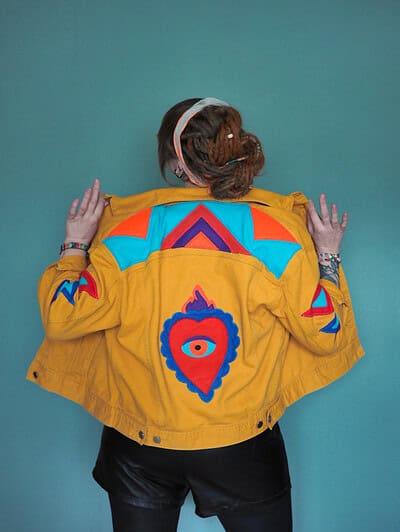 Farbenfrohe Streetwear Jacke mit bunten Mustern, künstlerischer Stil, modische Kleidung, kreative Mode, bei Handmade Kultur präsentiert.