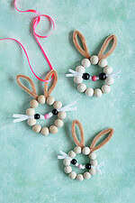 Minimalistische Osterdeko: DIY-Hasen aus Holzperlen