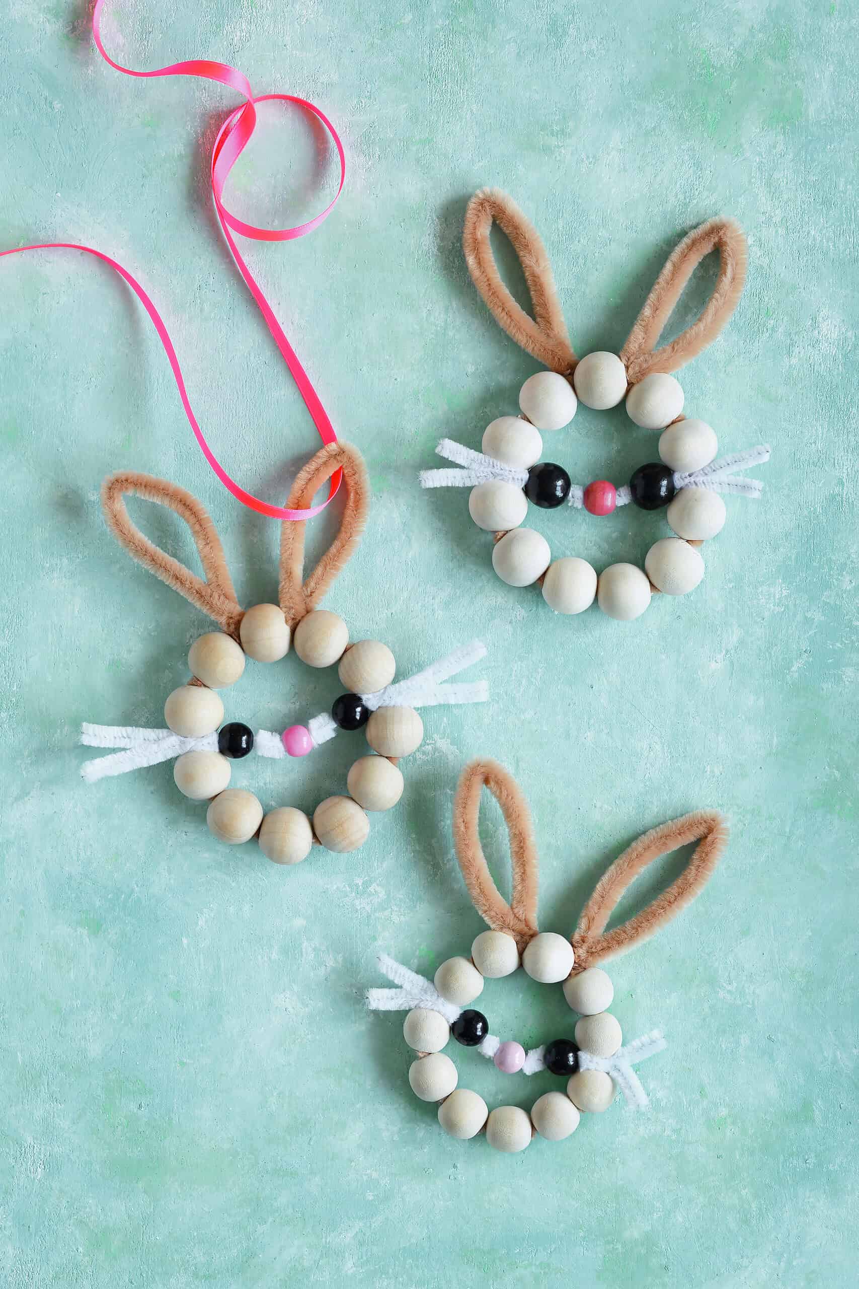 Minimalistische Osterdeko: DIY-Hasen aus Holzperlen