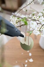 DIY Hängevasen aus Eierschalen