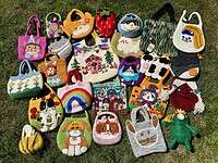 Bunte handgefertigte Filz-Täschchen mit Tiermotiven und weihnachtlichen Designs, ideal für Handtaschen und Geschenkideen.