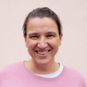 Lächelnde Frau, Nahaufnahme, natürliches Licht, freundliches Porträt, casual Kleidung, professionelle Stimmung, menschliches Gesicht, authentische Emotionen, alltägliches Foto, Handmade Kultur.