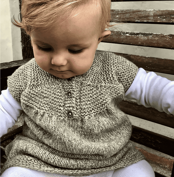 Handmade Kultur, gestrickte Baby-Strickweste, liebevoll handgemacht, Kinderbekleidung, nachhaltige Mode, warme Textilien, Kindermode, kreatives Handwerk, ökologisch hergestellt, nachhaltiges Design.