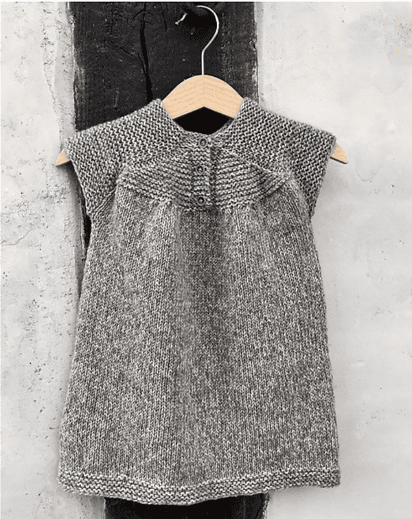 Handgefertigtes graues Strickkleid mit elegantem Kragen, merzerisiertem Strickmuster und Knopfleiste, perfekt für nachhaltige Mode und Handarbeit in Deutschland.