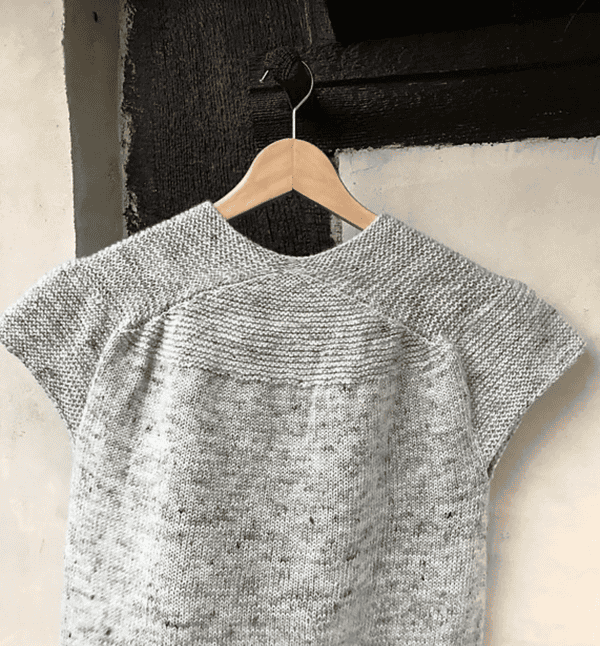 Handgefertigtes gestricktes Oberteil aus Wolle, nachhaltig, modisch und umweltfreundlich, perfekte Kleidung für den Herbst.