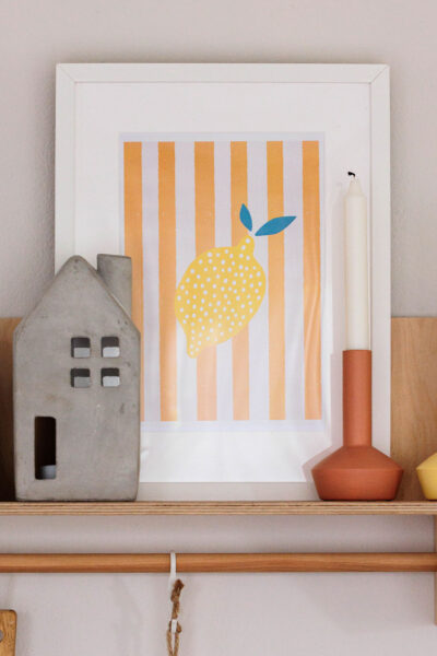 Buntes handgemaltes Poster mit Zitronenmotiv und Streifenmuster, Wanddeko im modernen Stil, dekorative Raumgestaltung, handgemalte Kunst, kreative Wohnideen.