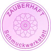Handmade Kultur Logo mit Blütenmuster und Zauberhaft Schmuckwerkstatt Schriftzug, kreative handgefertigte Schmuckstücke, Kunsthandwerk und Unikate aus nachhaltiger Produktion, deutsches Kunsthandwerk.