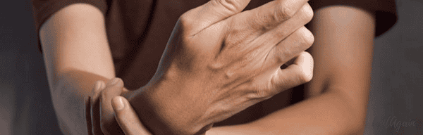 Handgemachte kreative Näharbeit aus Händen in Nahaufnahme, Handwerkskunst, individuelle Textilgestaltung, nachhaltiges DIY, hochwertige Stoffe, haushaltsspezifisch, kreative Handarbeit.