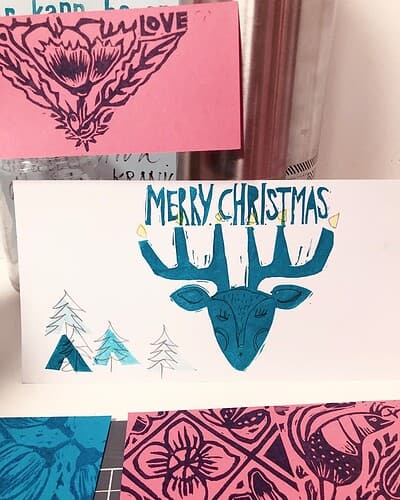 Handmade Weihnachtskarte mit Hirsch Motiv, festliche Grußkarten design, kreative Weihnachtsgrüße, handgefertigte Weihnachtskarten, winterliche Papeterie, handmade Kultur.