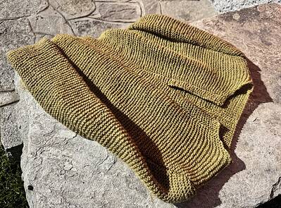 Gemütlicher handgestrickter Schal aus Wolle, gelb mit braunen Streifen, perfekt für kalte Tage, selbstgemacht, nachhaltige Mode, Handarbeit, warm und stylisch, kreative Textilkunst, nachhaltige Accessoires.