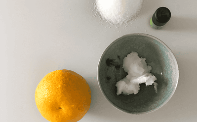 Frischer Zitronenabschnitt, Sand und ätherisches Öl auf weißem Hintergrund, handgemachte Kultur, DIY, natürliche Zutaten, kreative Bastelideen.