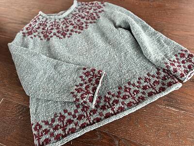 Hochwertiger handgefertigter Weihnachtsstrickpullover mit traditionellem Muster, kuscheliger Wolle, für festliche Anlässe und Wintermode, handmade Kultur.