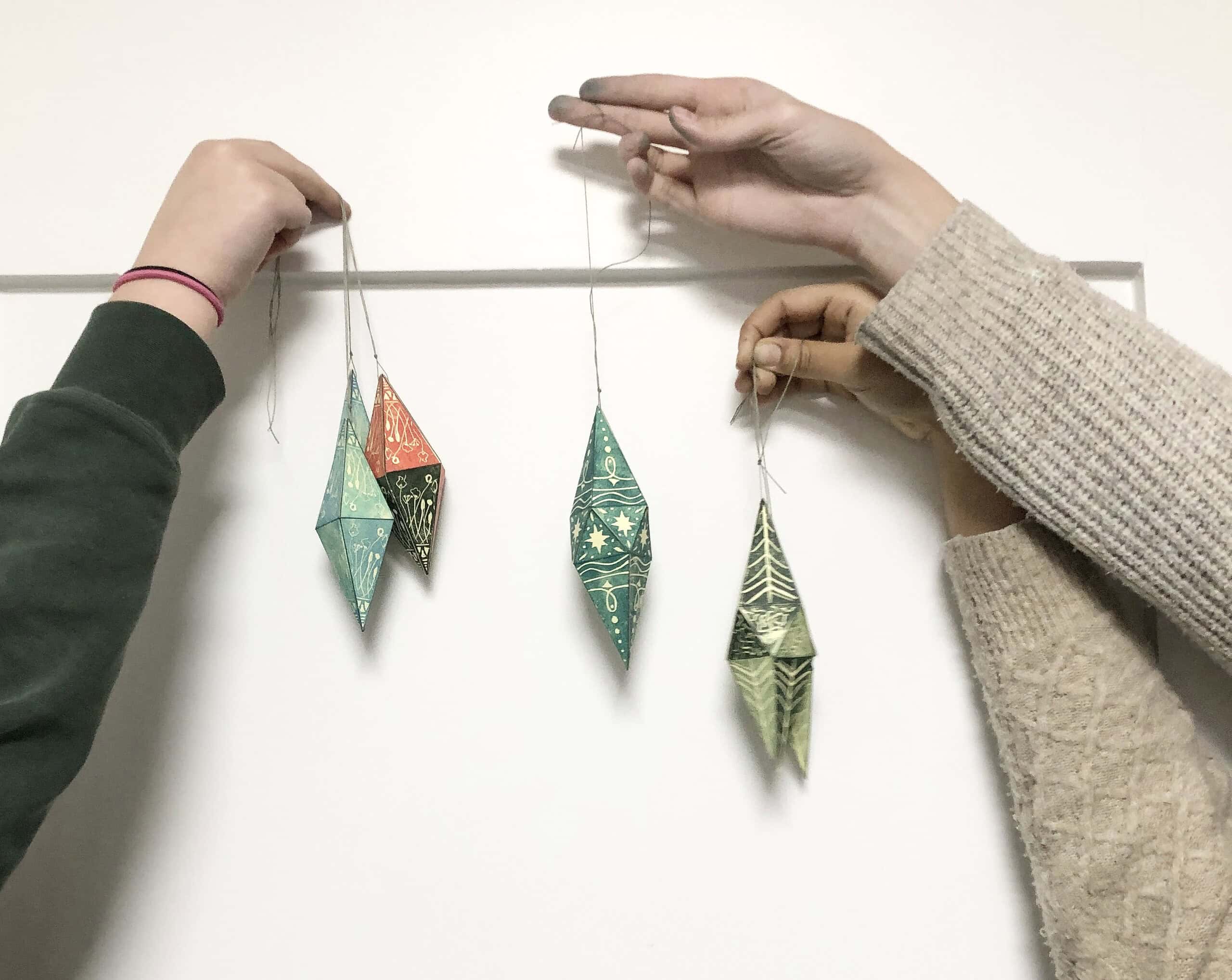 Weihnachtliche Druckwerkstatt – 3D-Ornamente mit Stempeldruck