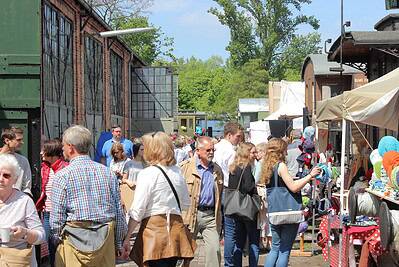 Vielfältiger Handmade-Markt mit buntem Angebot an handgefertigten Produkten und Kunsthandwerk in einer belebten Outdoor-Festival-Atmosphäre.