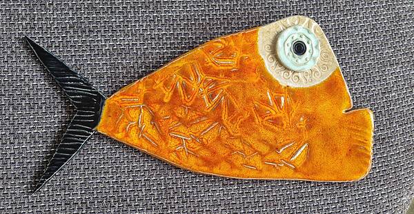 Fischfigur aus Glas mit präzisen embossierten Mustern, handgefertigt, farbenfrohe Dekoration, einzigartiges Kunsthandwerk, kreatives Geschenk, hochwertiges Material, Handmade Kultur, deutsches Kunsthandwerk.