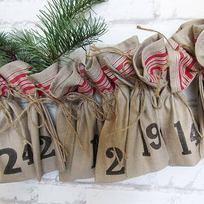 Füllstand Adventskalender aus Leinen mit Nummern, um Weihnachtszeit traditionell Tage zu zählen, nachhaltiges Deko-Accessoire, handgemacht, umweltfreundlich, festliche Stimmung.