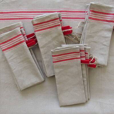 Brotbeutel aus Leinen mit rotem Streifenmuster, handgefertigt, nachhaltiges Küchenzubehör, ideal für Brotaufbewahrung, umweltfreundlich, handgemacht.