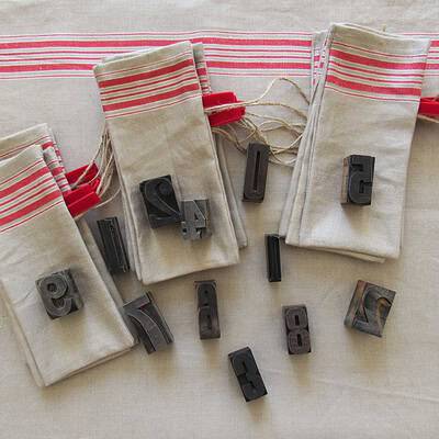 Stofftaschen mit Zahlenaufklebern, nachhaltiges Handwerk, kreative Geschenkideen, Handmade Kultur, umweltfreundliche DIY-Projekte.