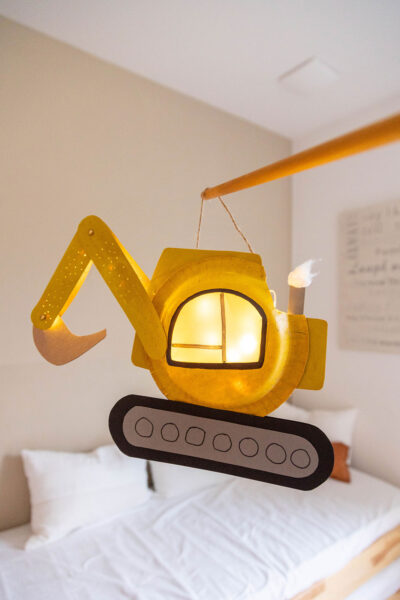 Fahrzeug-Mobile aus Holz für Kinder, handgefertigt, kindgerechte Dekoration, nachhaltige Baby- und Kindermöbel, handmade Spielzeug, ökologische Babyzimmerdeko, Holzautos, Kinderzimmer Accessoires.