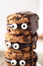 Chocolate Chip Cookies mit Füllung – einfache Halloween-Kekse ohne Ausstecher