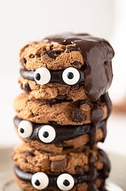 Chocolate Chip Cookies mit Füllung – einfache Halloween-Kekse ohne Ausstecher
