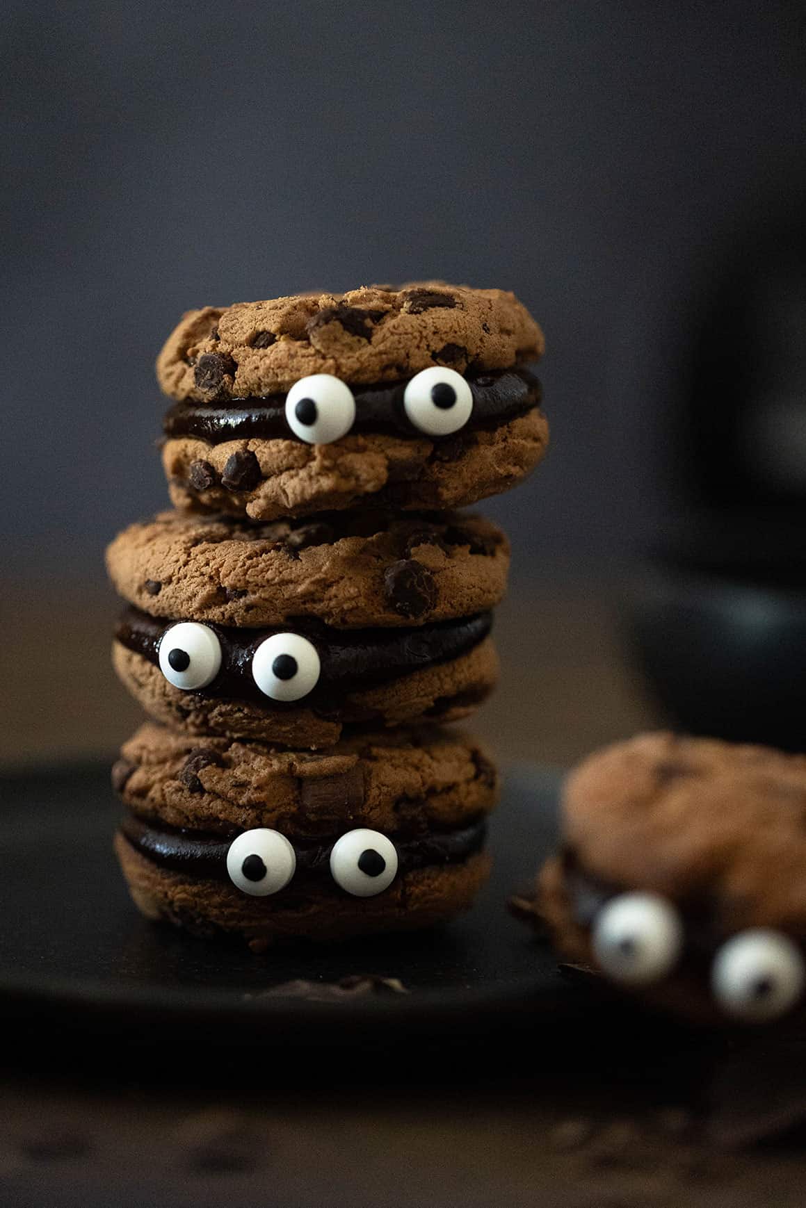 Chocolate Chip Cookies mit Füllung – einfache Halloween-Kekse ohne Ausstecher