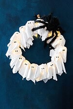 Halloween-Deko basteln – Spooky Türkranz mit Gespenstern