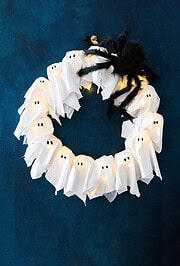 Halloween-Deko basteln – Spooky Türkranz mit Gespenstern