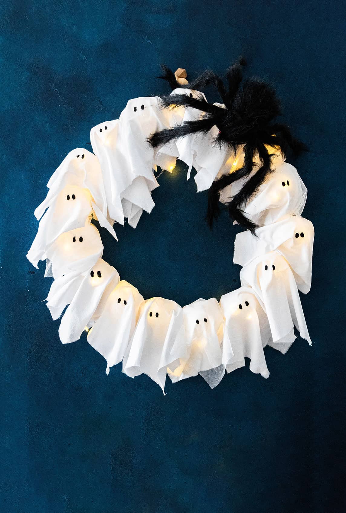 Halloween-Deko basteln – Spooky Türkranz mit Gespenstern