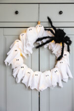 Halloween-Deko basteln – Spooky Türkranz mit Gespenstern