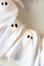 Halloween-Deko basteln – Spooky Türkranz mit Gespenstern
