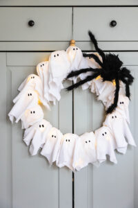 Halloween-Deko basteln – Spooky Türkranz mit Gespenstern