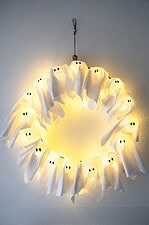 Halloween-Deko basteln – Spooky Türkranz mit Gespenstern