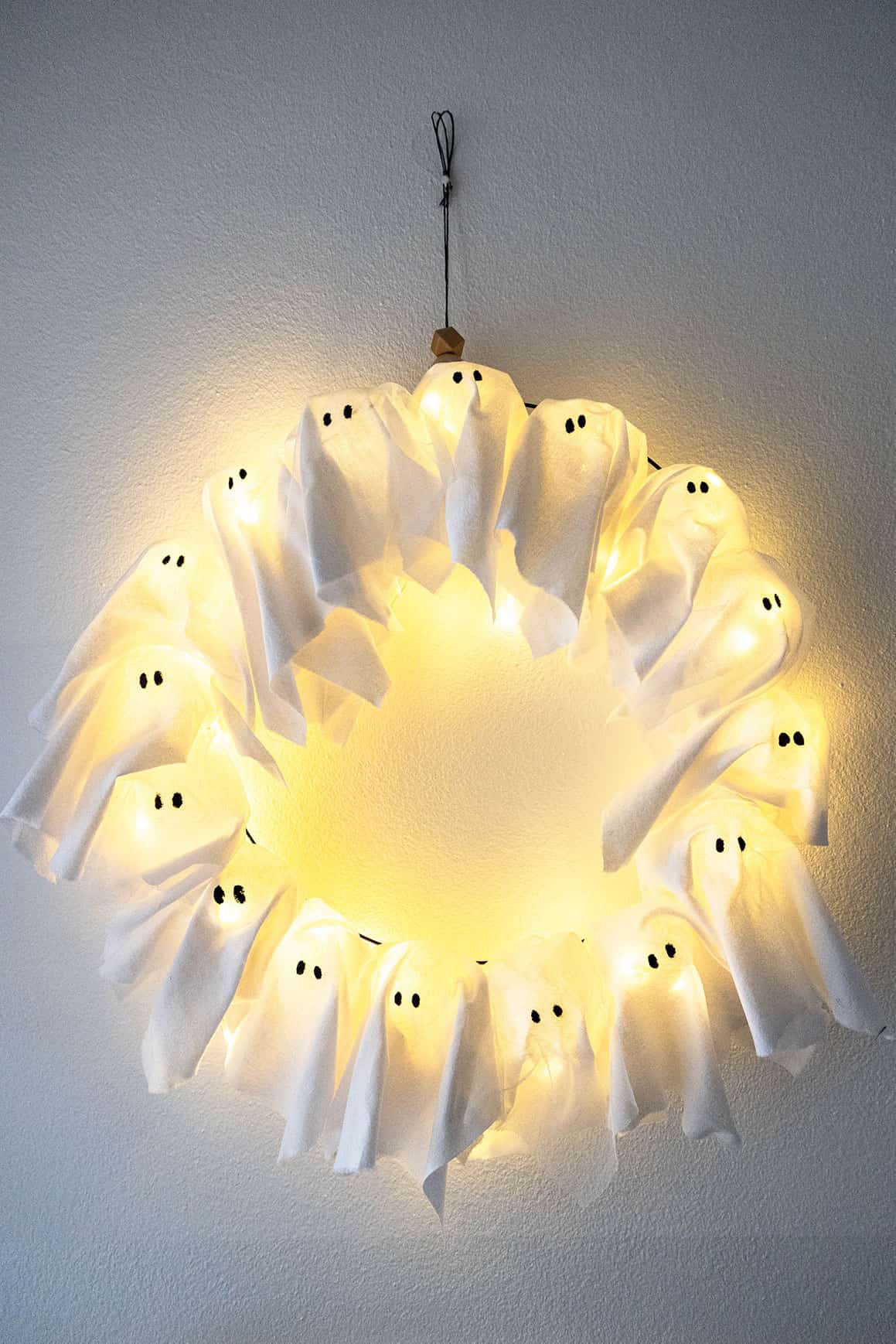 Halloween-Deko basteln – Spooky Türkranz mit Gespenstern