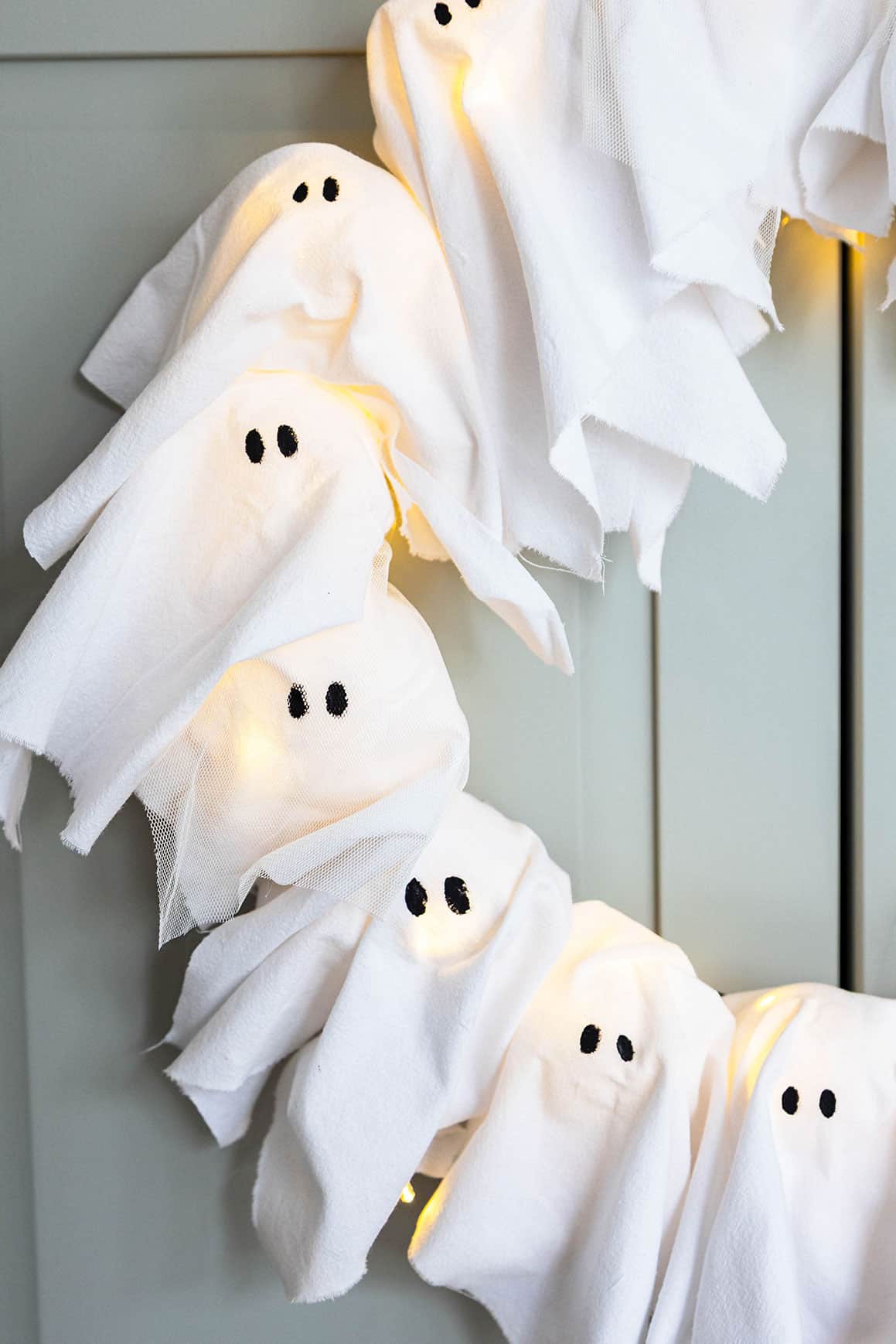Halloween-Deko basteln – Spooky Türkranz mit Gespenstern