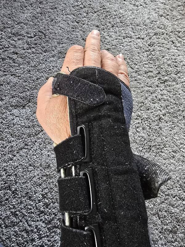 Handwerkerhandschuh aus robustem, langlebigem Material für sicheren Griff und Schutz beim Arbeiten, ideal für Handwerks- und DIY-Projekte.