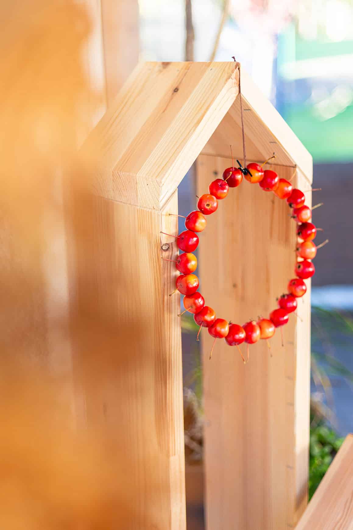 Moderne Herbstdeko für den Hauseingang mit Zieräpfeln – einfach & natürlich selbst gemacht