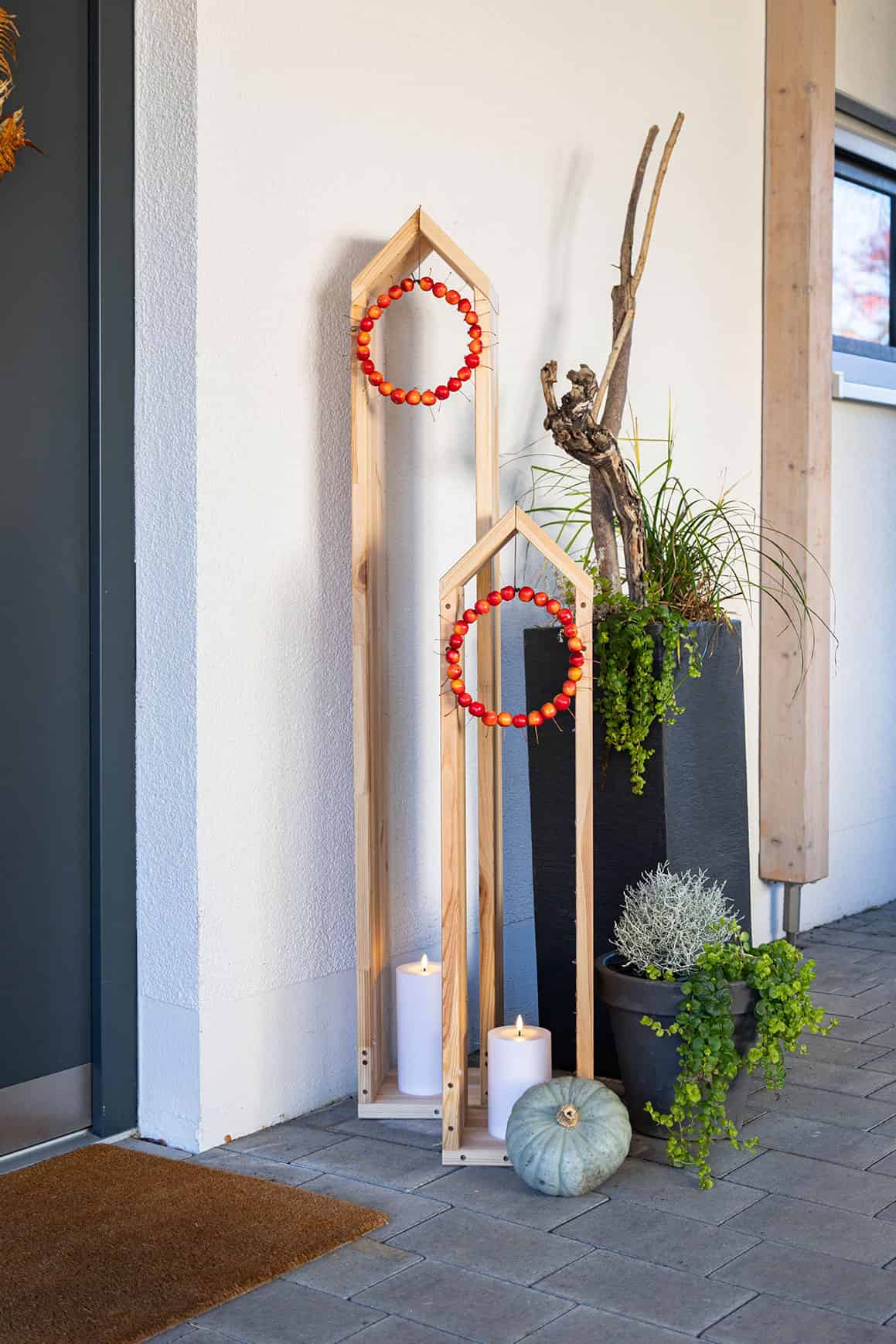Moderne Herbstdeko für den Hauseingang mit Zieräpfeln – einfach & natürlich selbst gemacht