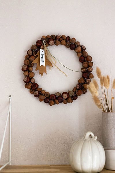 Naturdekor, Herbstkranz aus Eicheln und Blättern, rustikale Wanddeko, herbstliches Dekor, handgemachte Türkränze, natürliche Materialien, Herbstdekoration, Waldkranz, Naturmaterialien, saisonale Wandkunst.