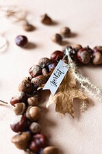 Mit Kastanien basteln: Bastelidee für einen einfachen Herbstkranz